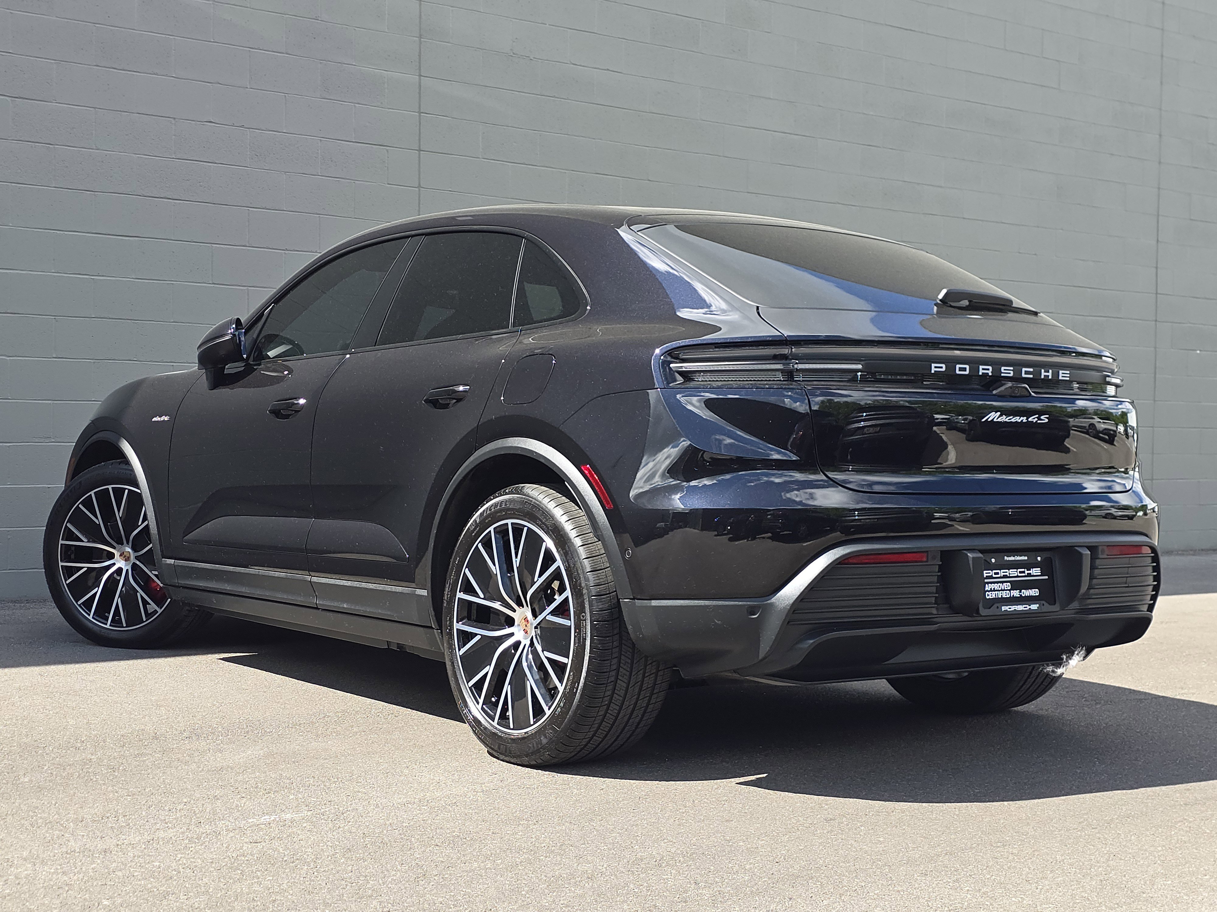 Certified 2025 Porsche Macan 4S Electric AWD/4WD image 3