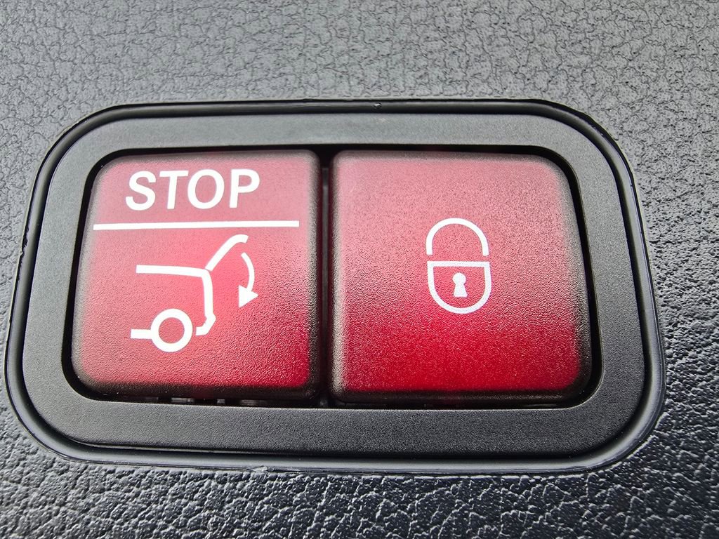 Certified 2025 Mercedes-Benz GLB 250 4MATIC image 16