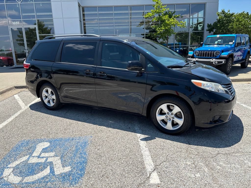 Used 2017 Toyota Sienna LE FWD image 41