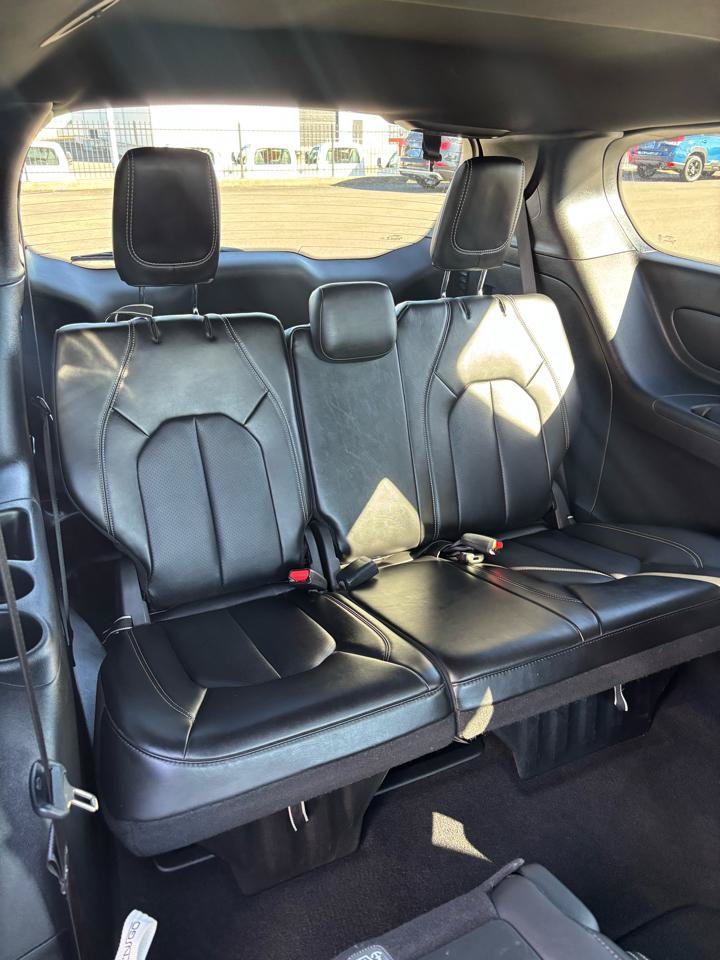 Used 2025 Chrysler Pacifica Select FWD image 28