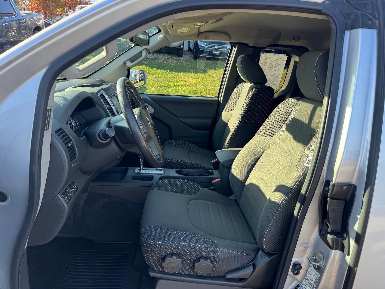 Used 2016 Nissan Frontier PRO-4X image 11