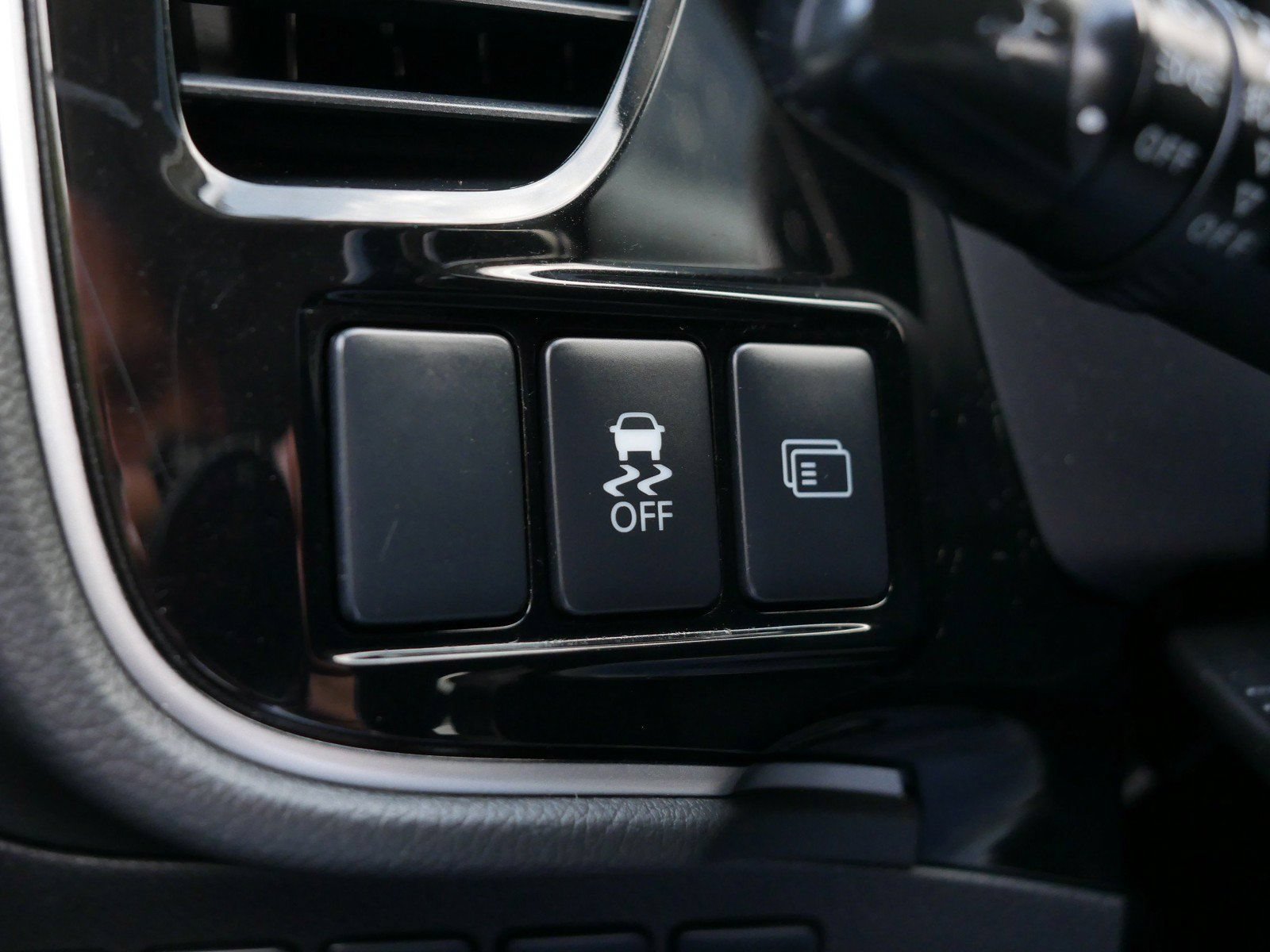 Used 2015 Mitsubishi Outlander SE AWD/4WD image 26