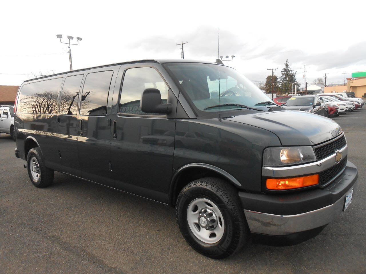 Used 2017 Chevrolet Express 3500 LT w/ LT Preferred Equipment Group image 4
