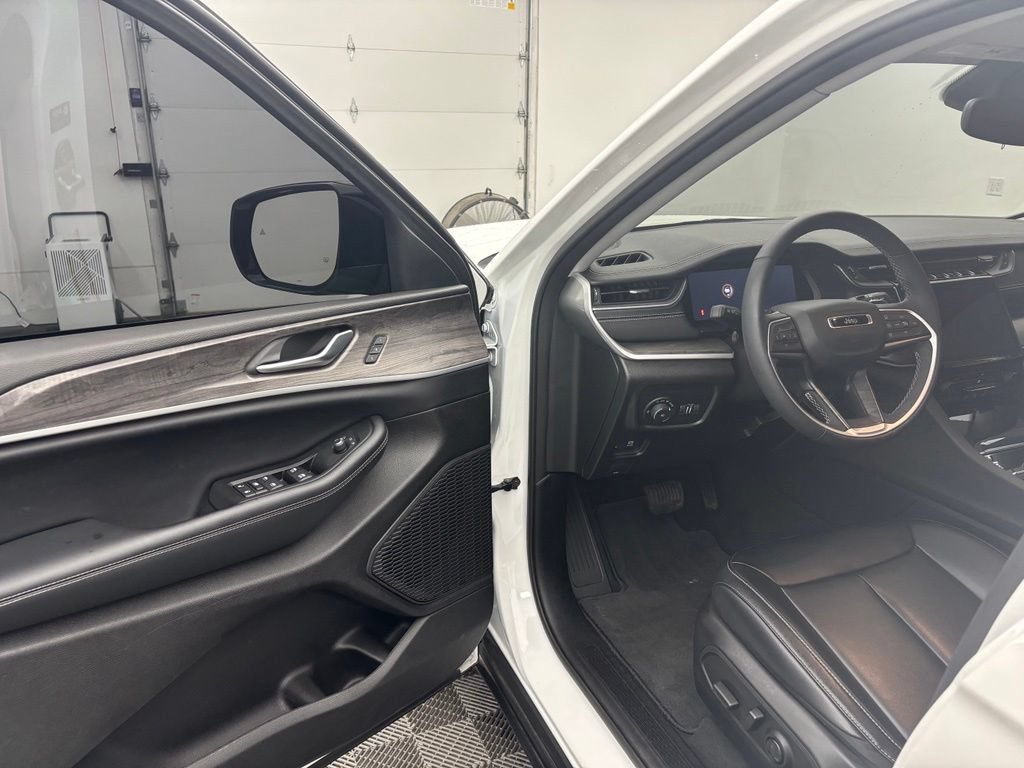Used 2024 Jeep Grand Cherokee Limited AWD/4WD image 16