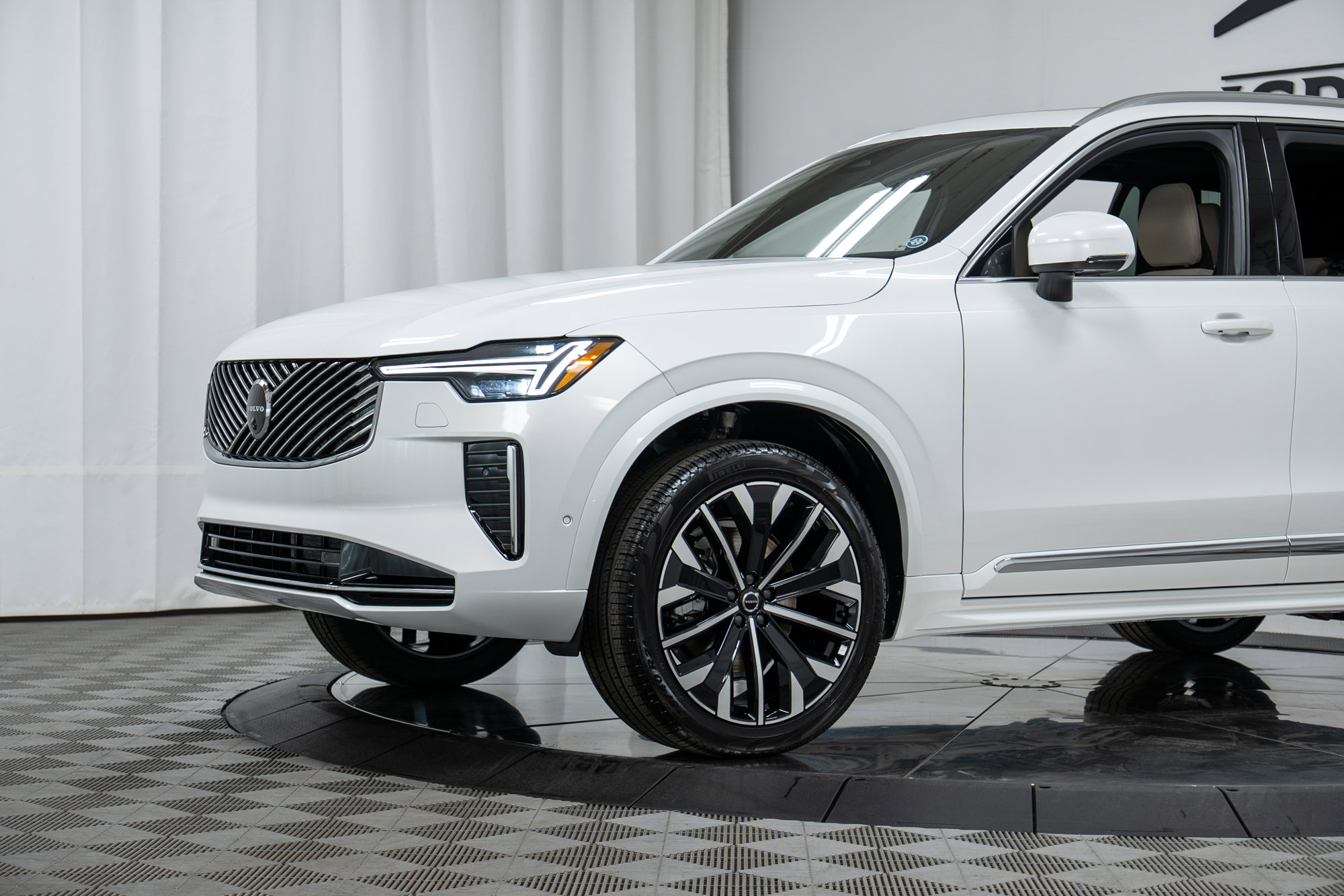 New 2026 Volvo XC90 B6 Plus w/ Protection Package Premier image 26