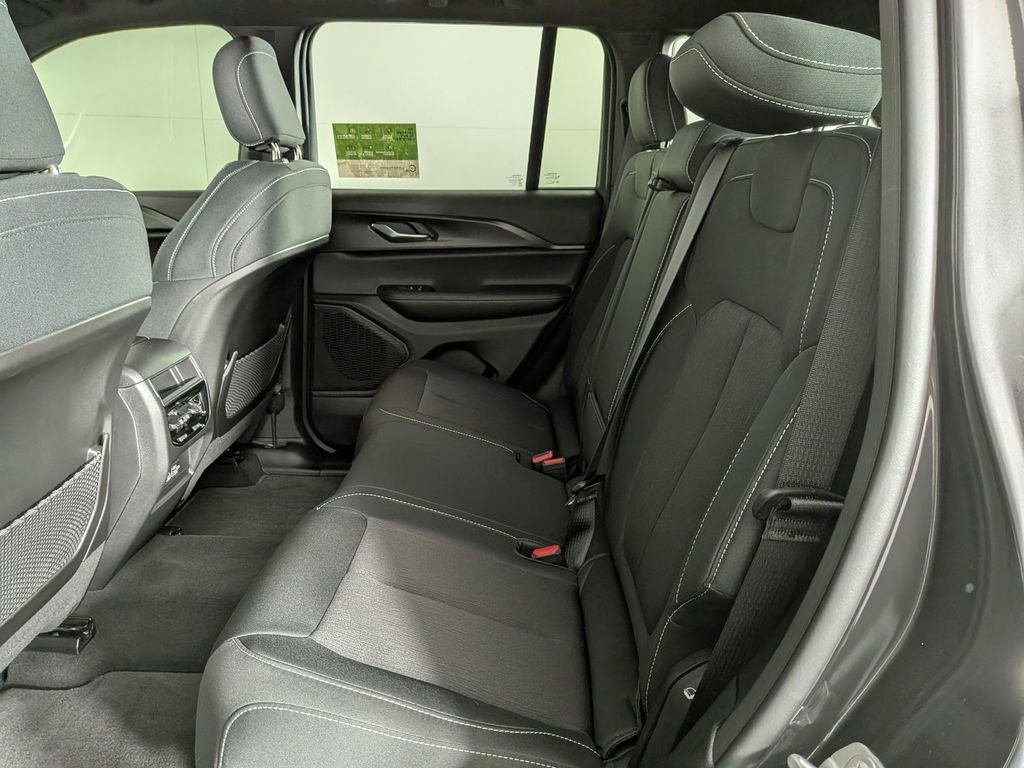 Certified 2025 Jeep Grand Cherokee Laredo X AWD/4WD image 31