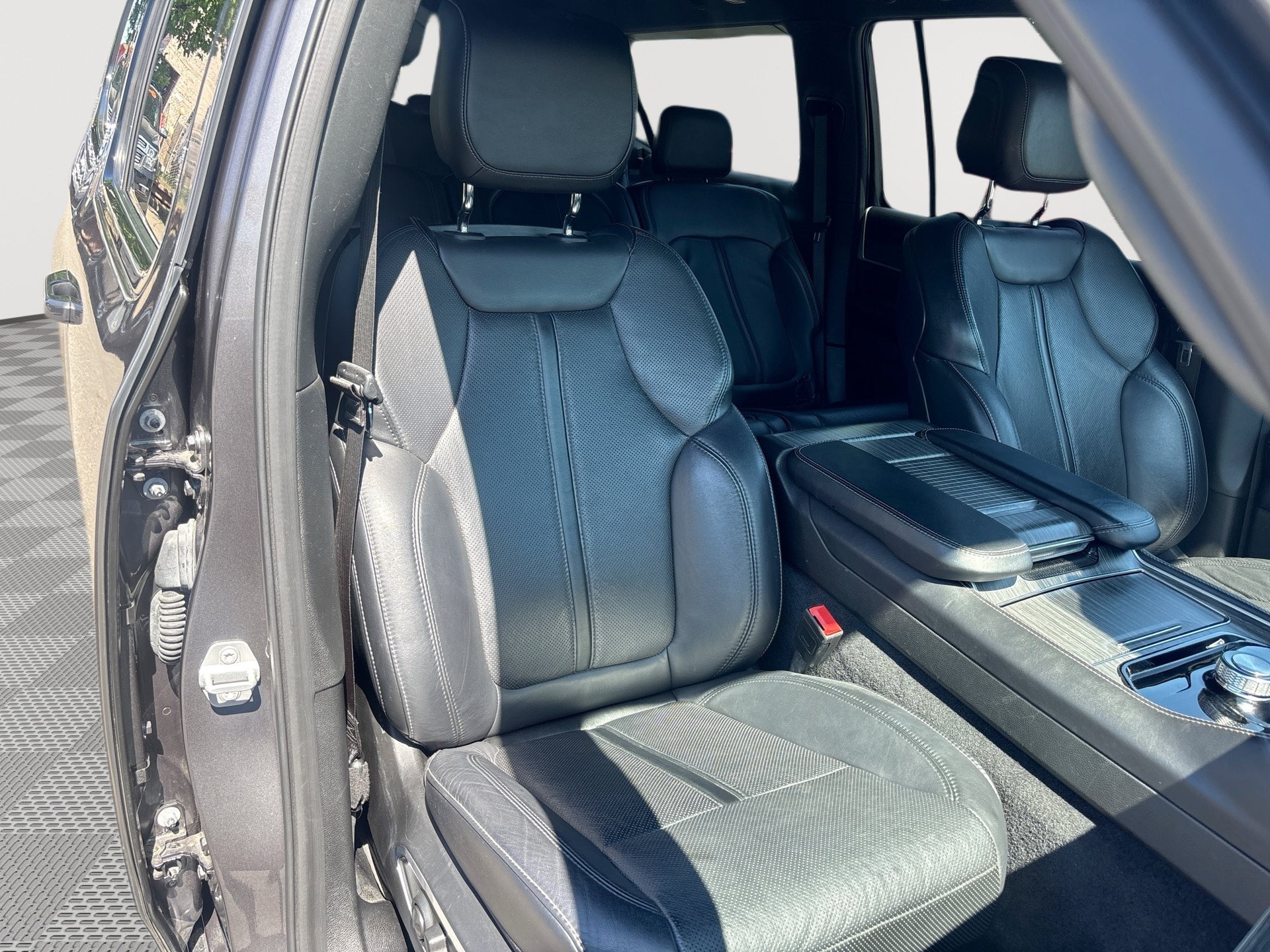 Used 2024 Jeep Wagoneer L Series II w/ Flexible Seating Group AWD/4WD image 27