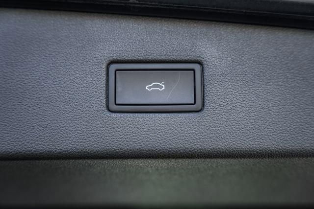 Used 2022 Volkswagen Tiguan SE w/ Panoramic Sunroof Package image 11