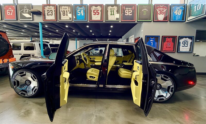 Used 2022 Rolls-Royce Phantom Sedan RWD image 1
