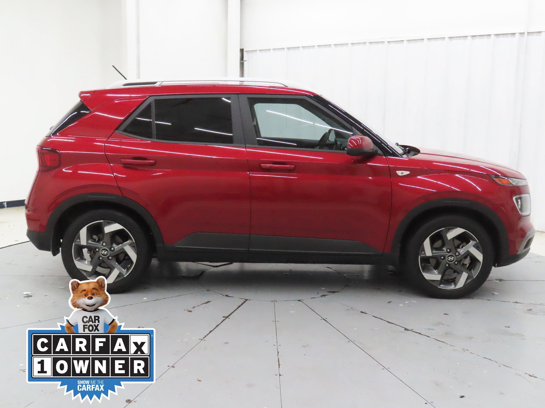 Used 2023 Hyundai Venue Limited w/ Cargo Package FWD image 2