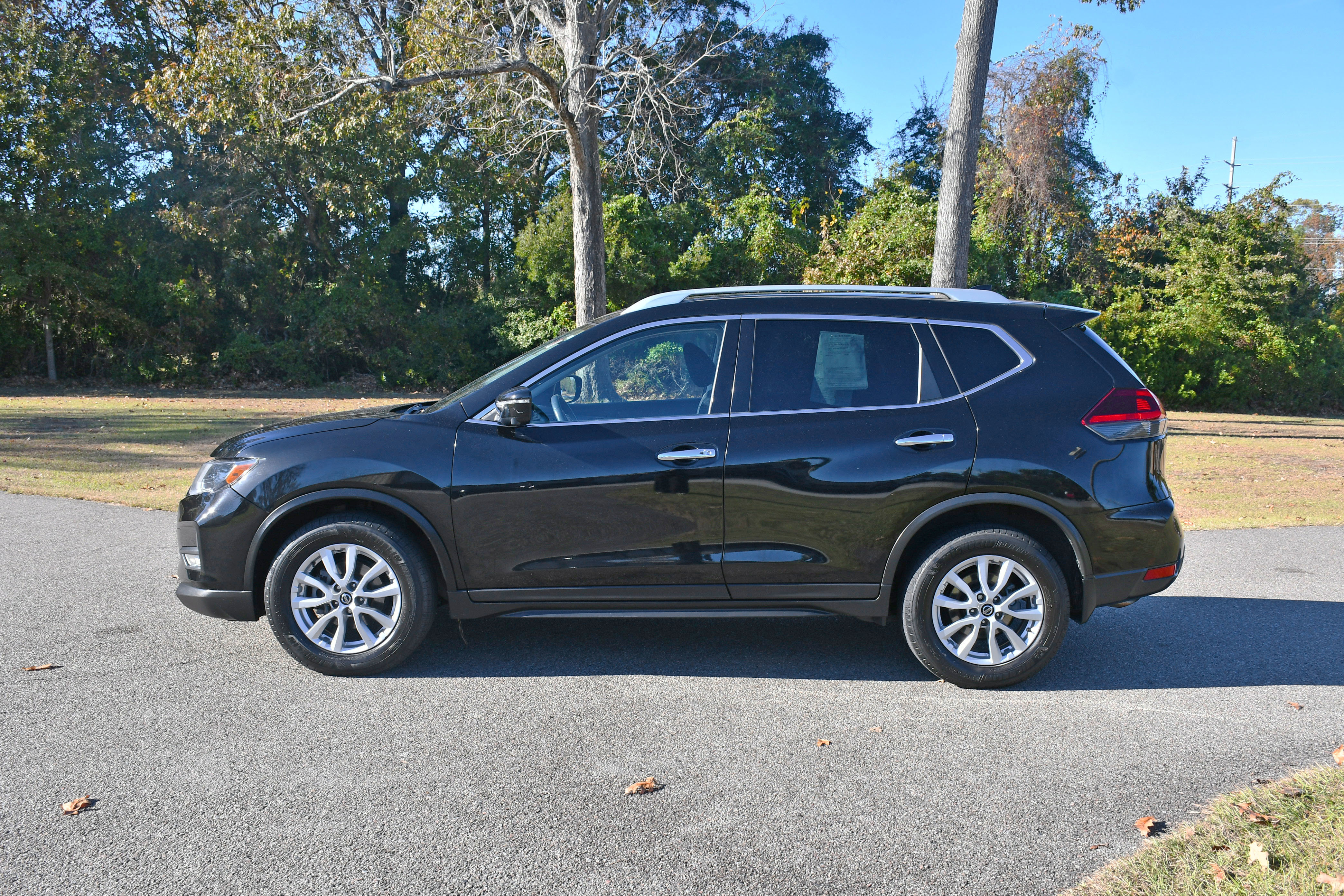 Used 2018 Nissan Rogue SV w/ Premium Package image 2
