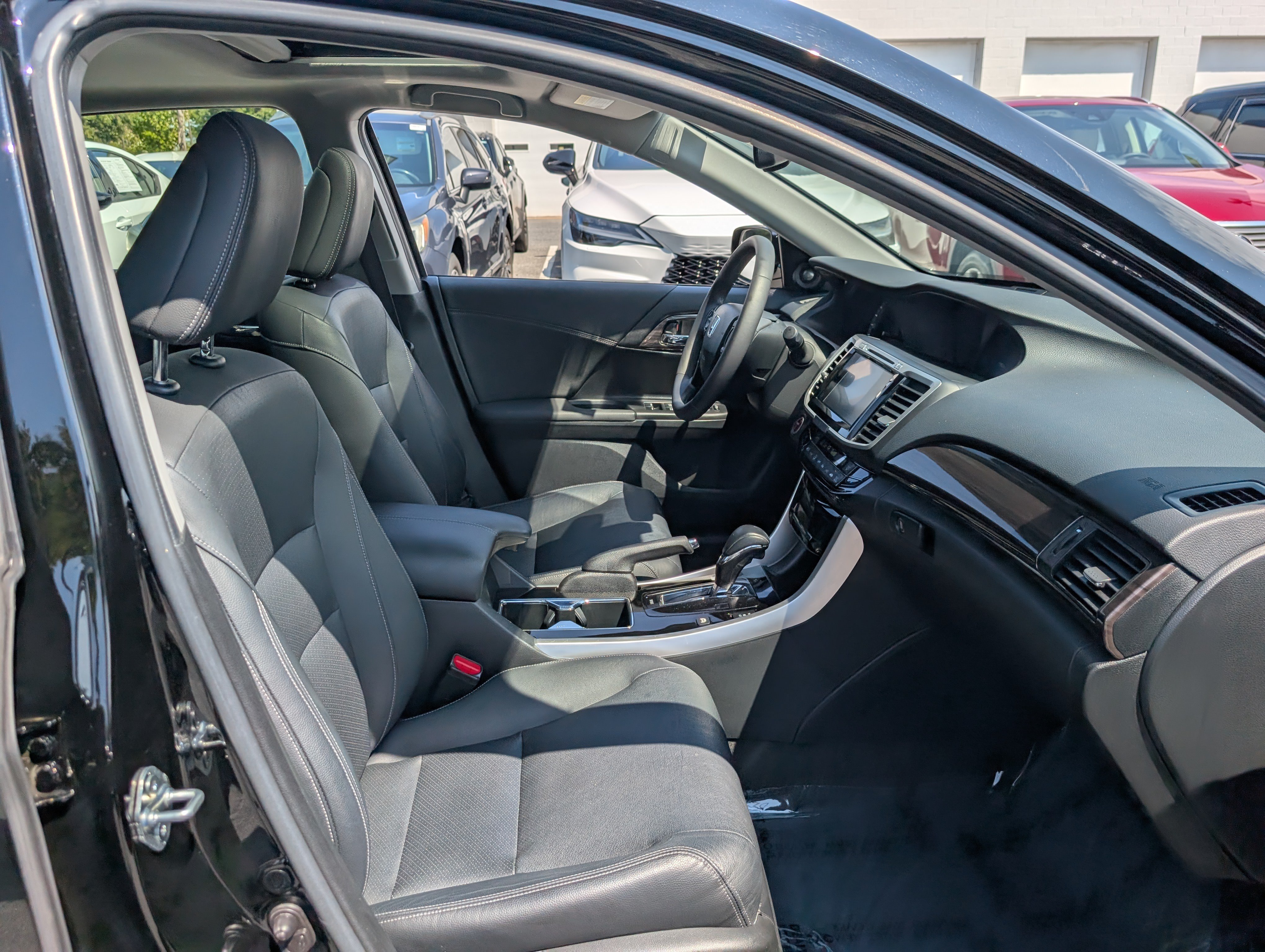 Used 2017 Honda Accord Touring image 11