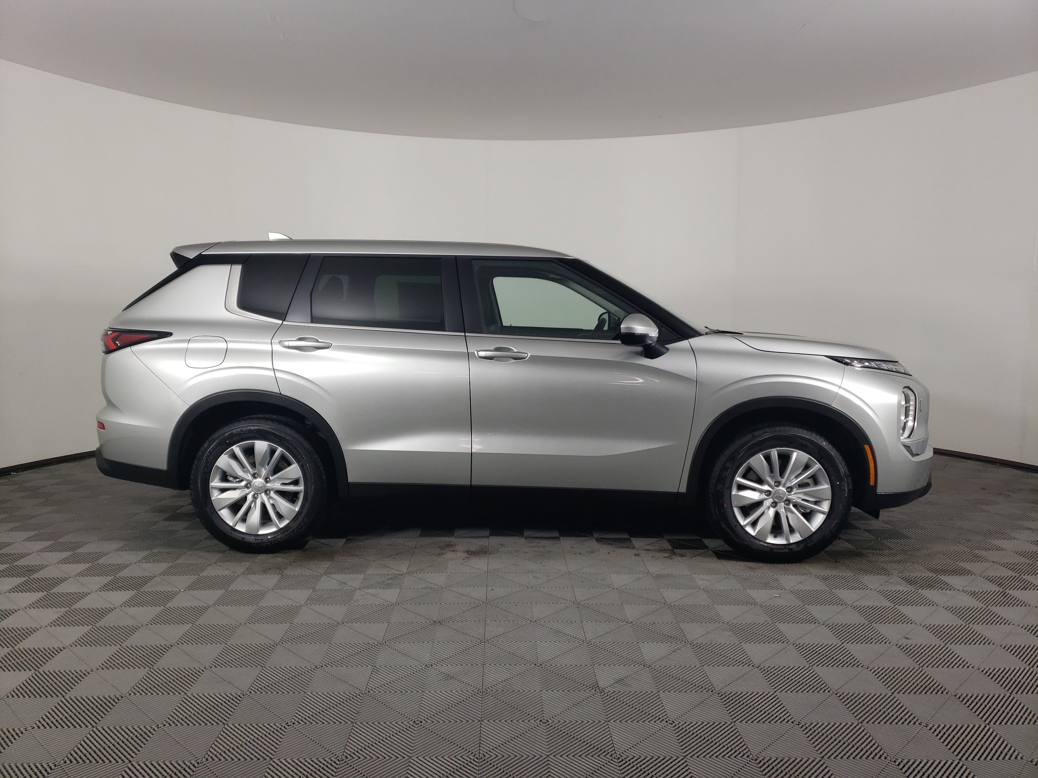 New 2026 Mitsubishi Outlander ES image 5