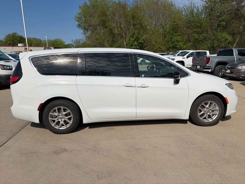 Used 2025 Chrysler Pacifica Select FWD image 6