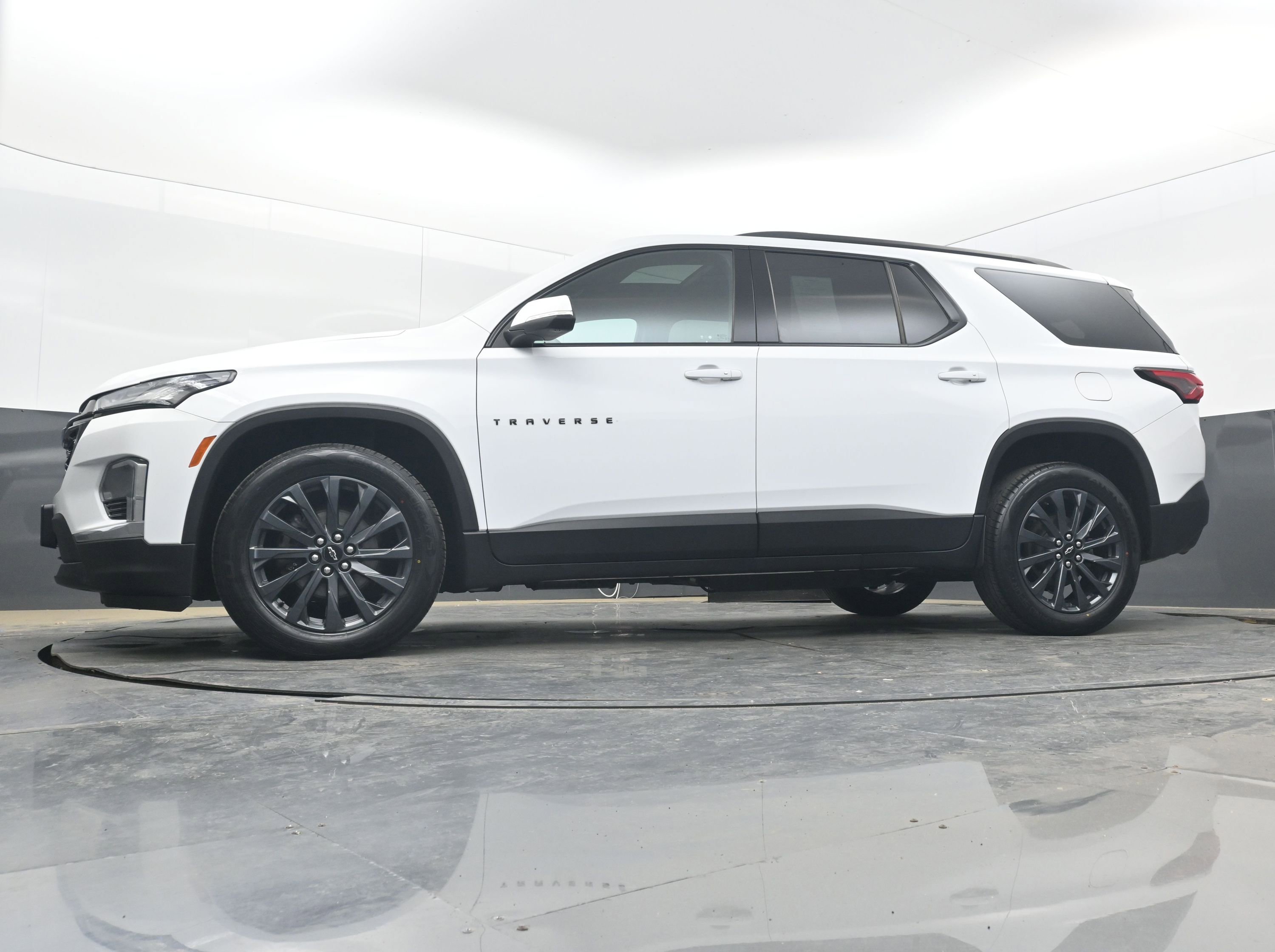Used 2023 Chevrolet Traverse RS image 25