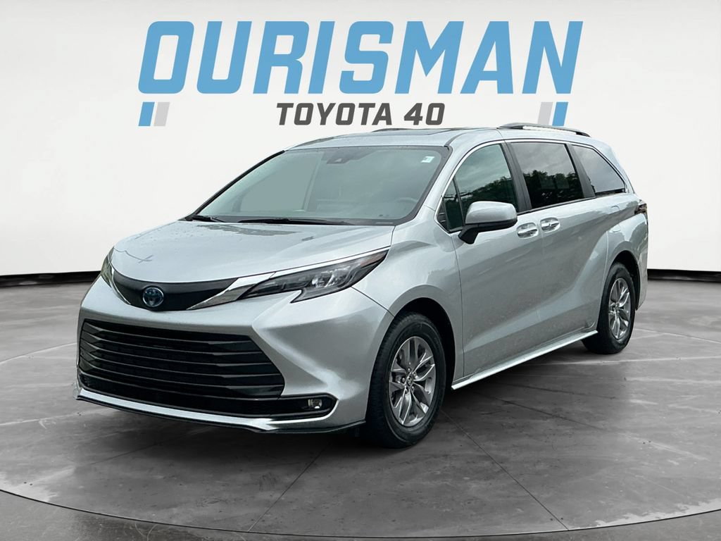 Used 2025 Toyota Sienna XLE FWD image 3