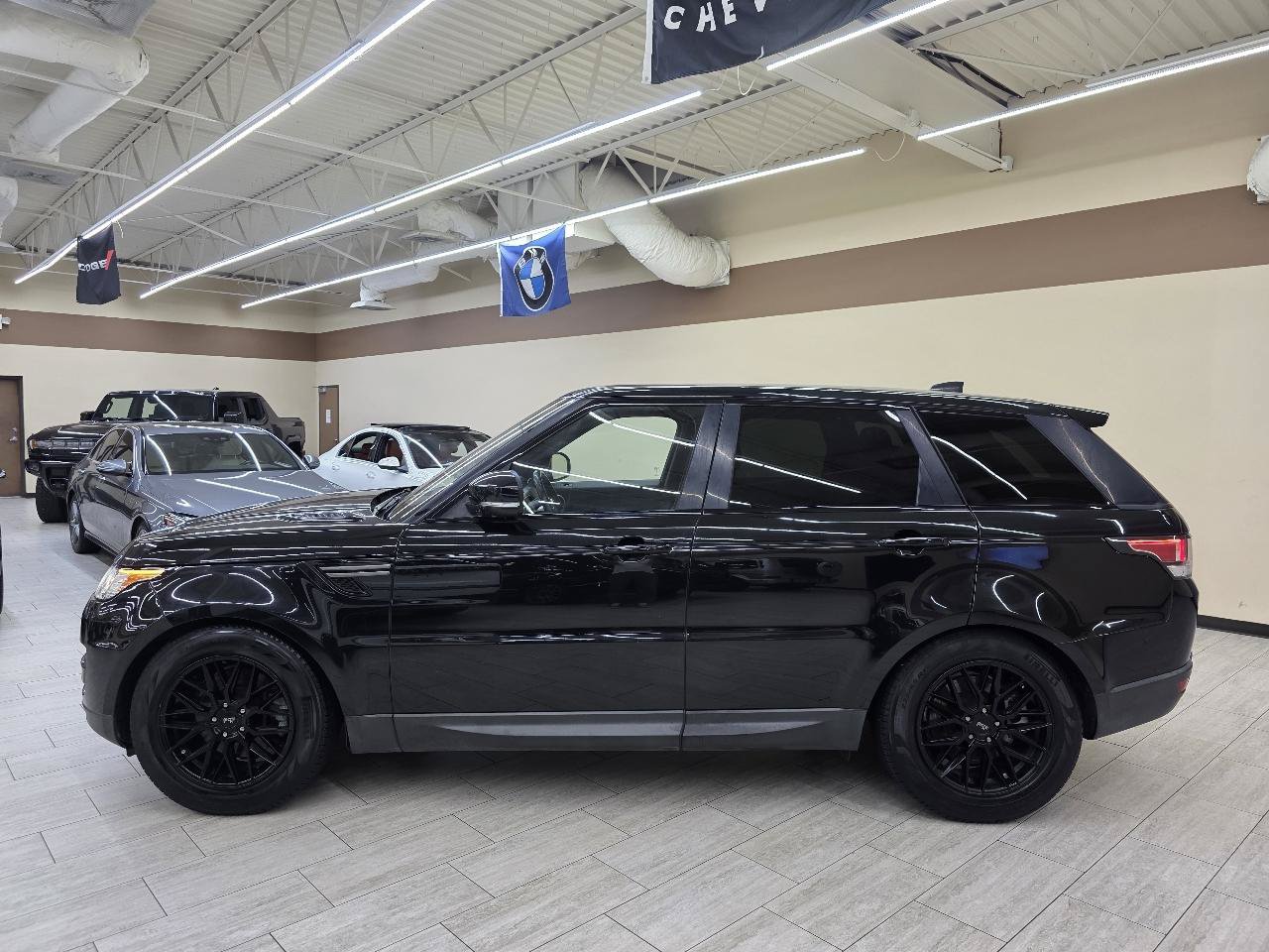 Used 2017 Land Rover Range Rover Sport SE AWD/4WD image 9