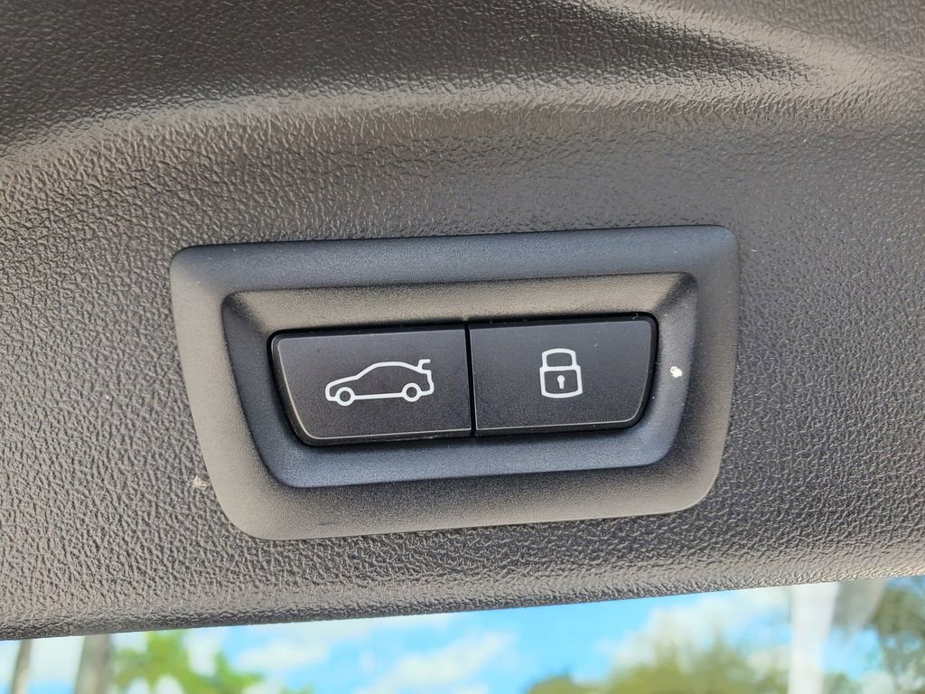 Used 2025 BMW X5 xDrive50e image 9