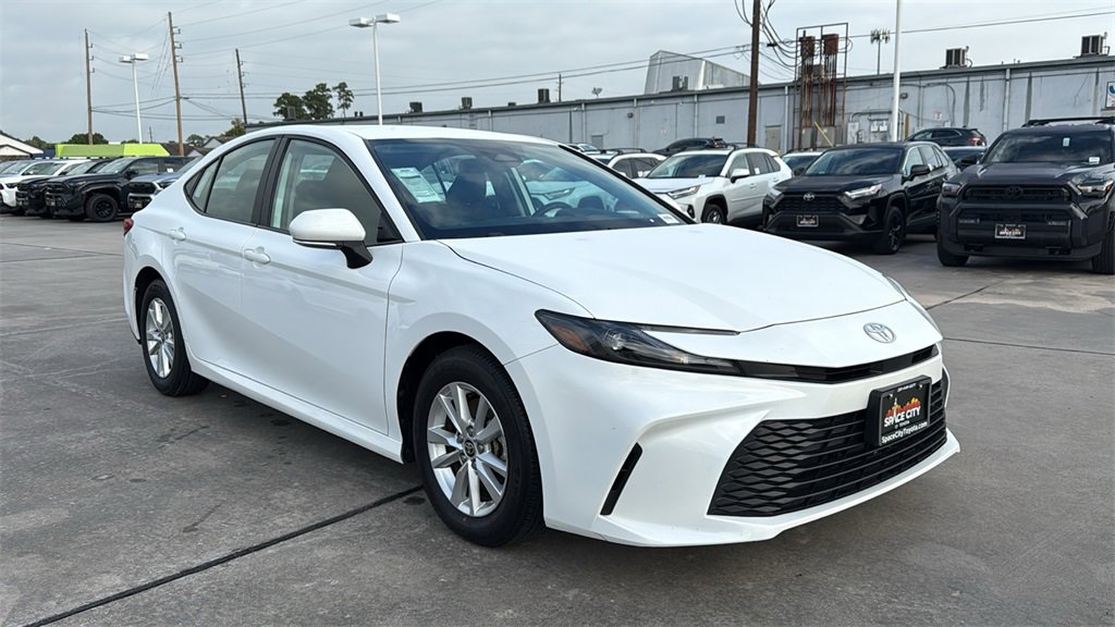 Used 2025 Toyota Camry LE image 3