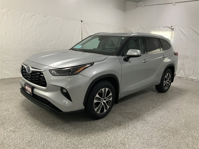 Used 2022 Toyota Highlander XLE AWD/4WD image 2