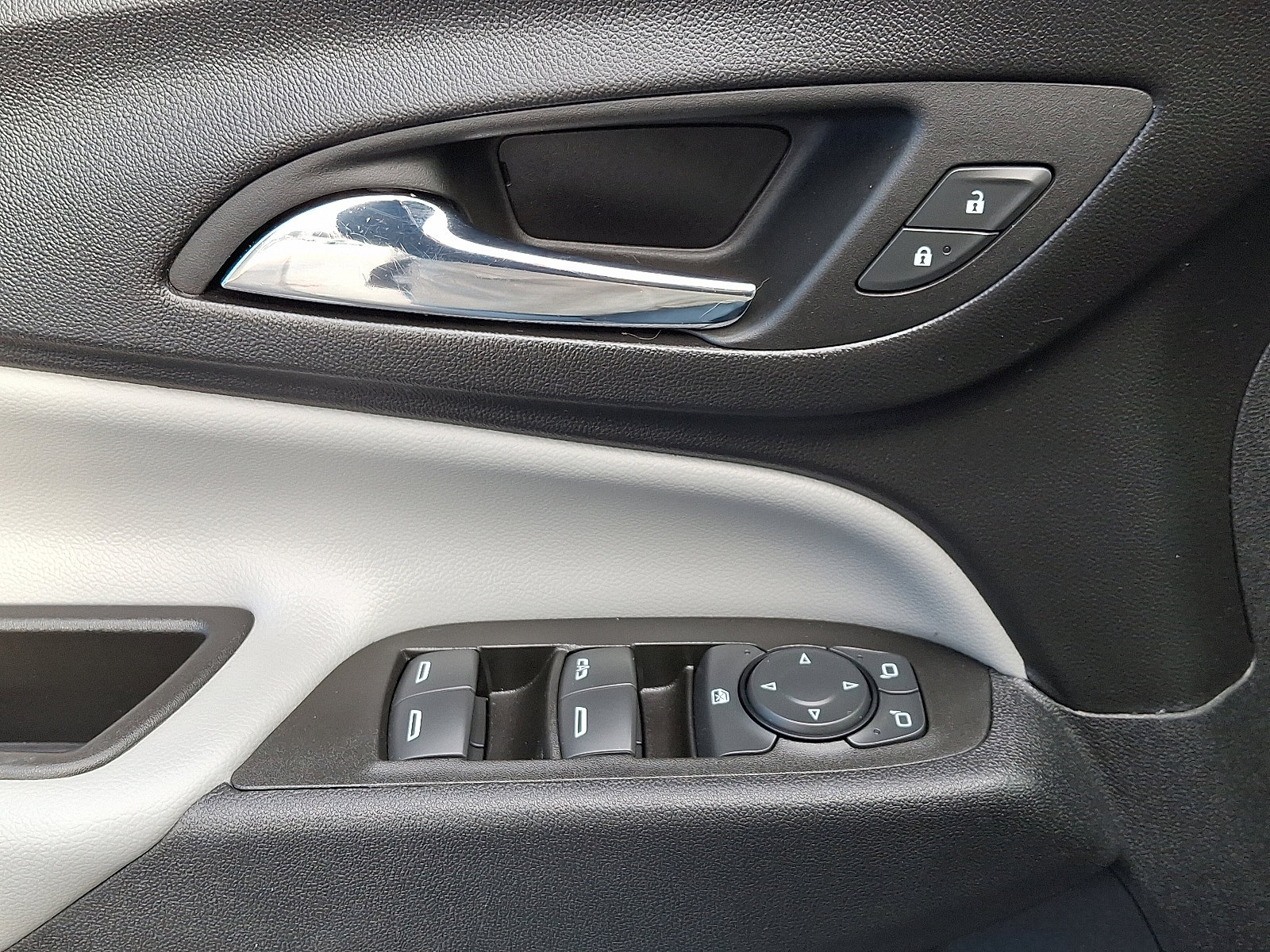 Used 2023 Chevrolet Equinox LT image 12