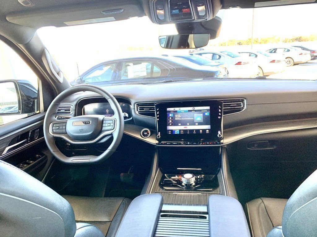 Used 2024 Jeep Wagoneer Series II w/ Flexible Seating Group AWD/4WD image 30