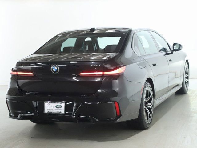 Used 2025 BMW 740i xDrive image 9