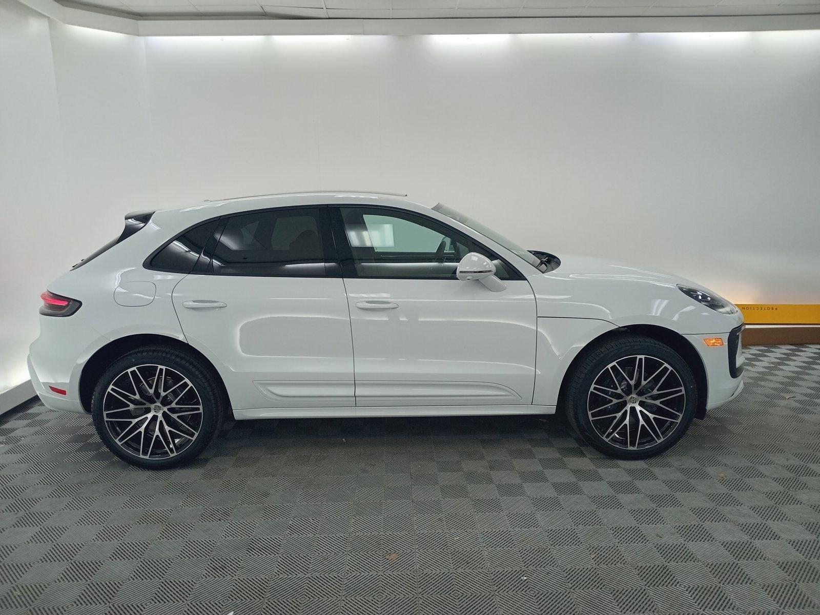 New 2026 Porsche Macan image 8