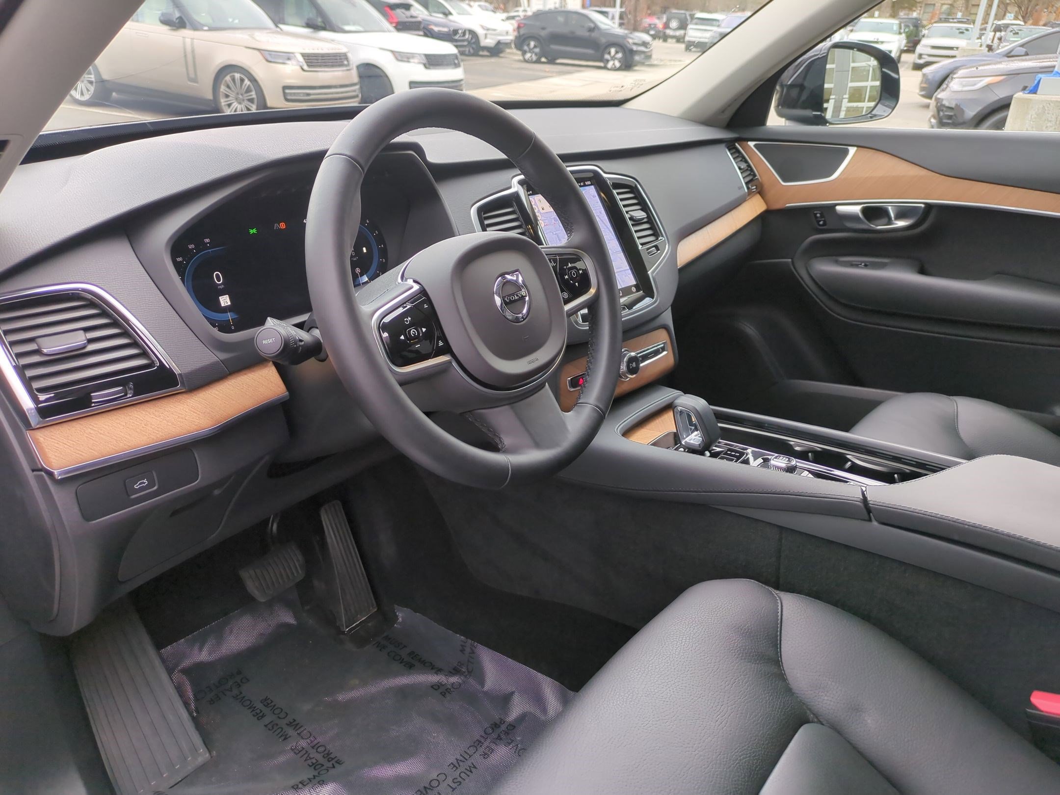 Used 2025 Volvo XC90 B6 Plus image 14