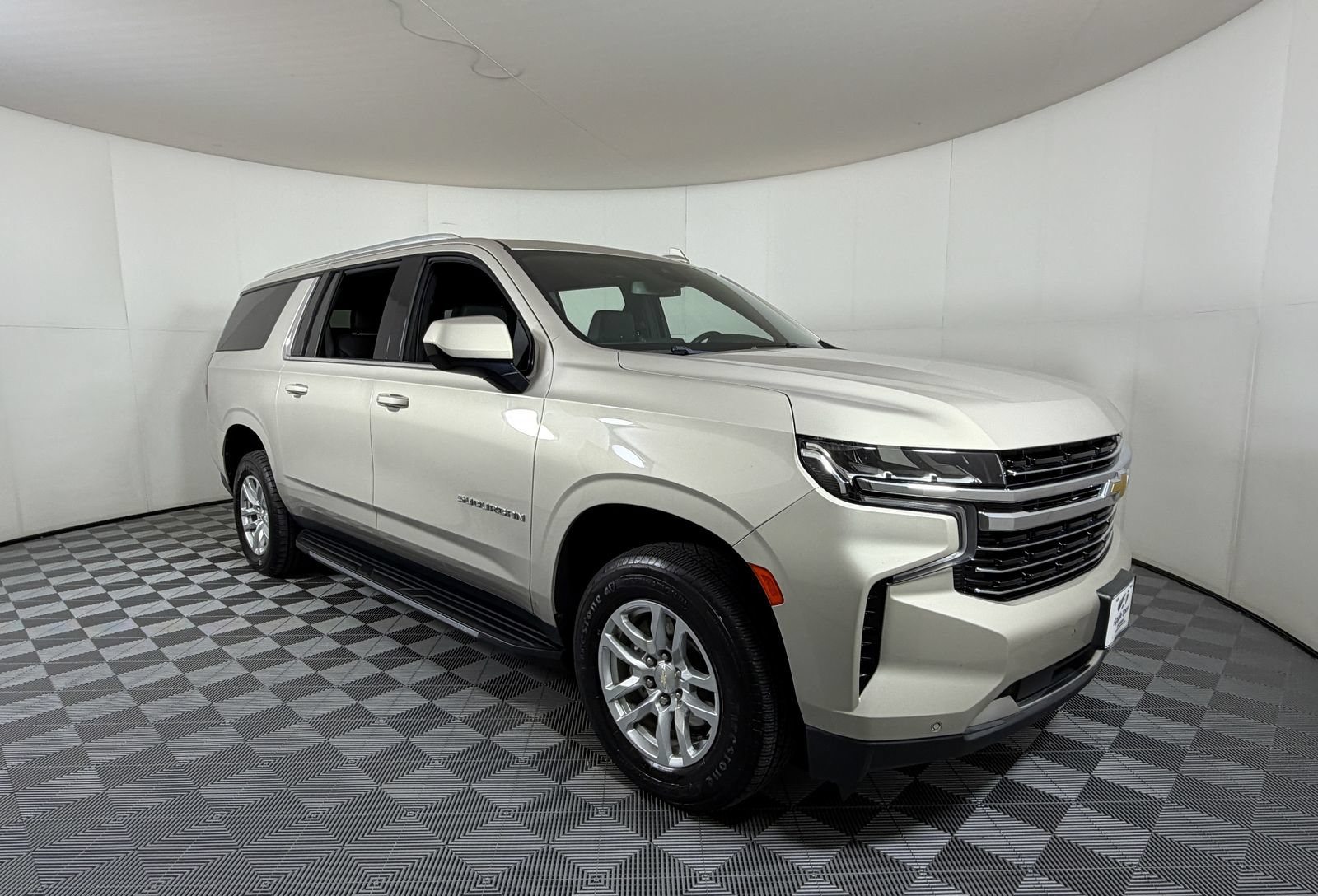 Used 2023 Chevrolet Suburban LT AWD/4WD image 1