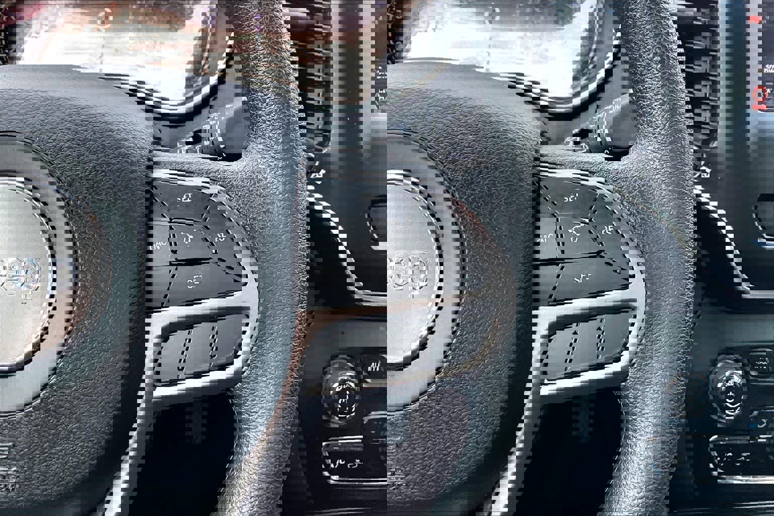 Used 2020 Jeep Cherokee Latitude FWD image 24