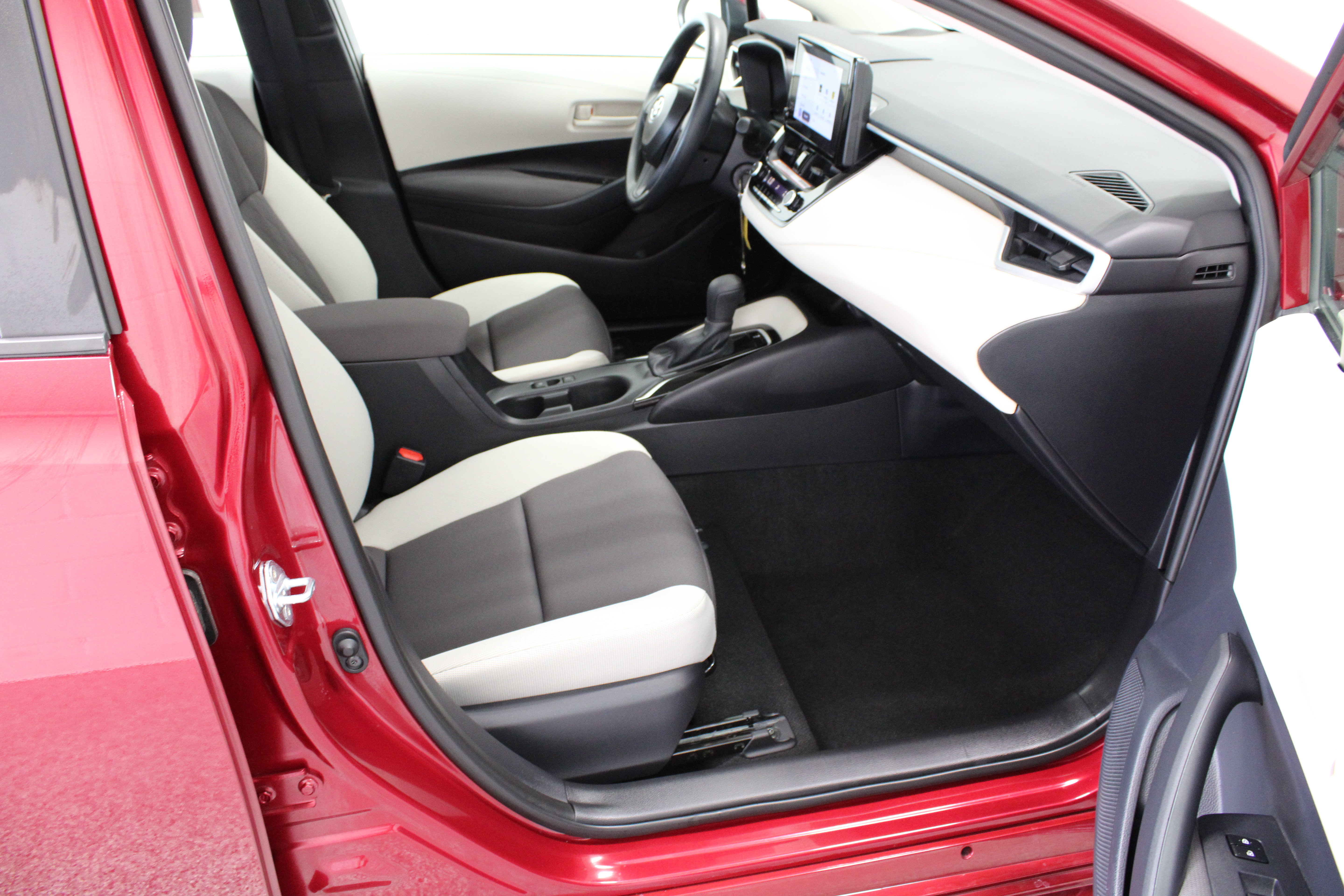 Certified 2025 Toyota Corolla LE FWD image 33