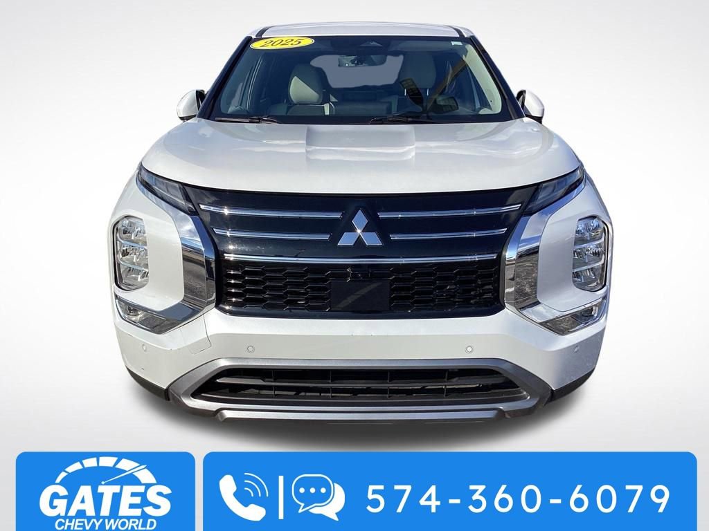 Used 2025 Mitsubishi Outlander SE image 2