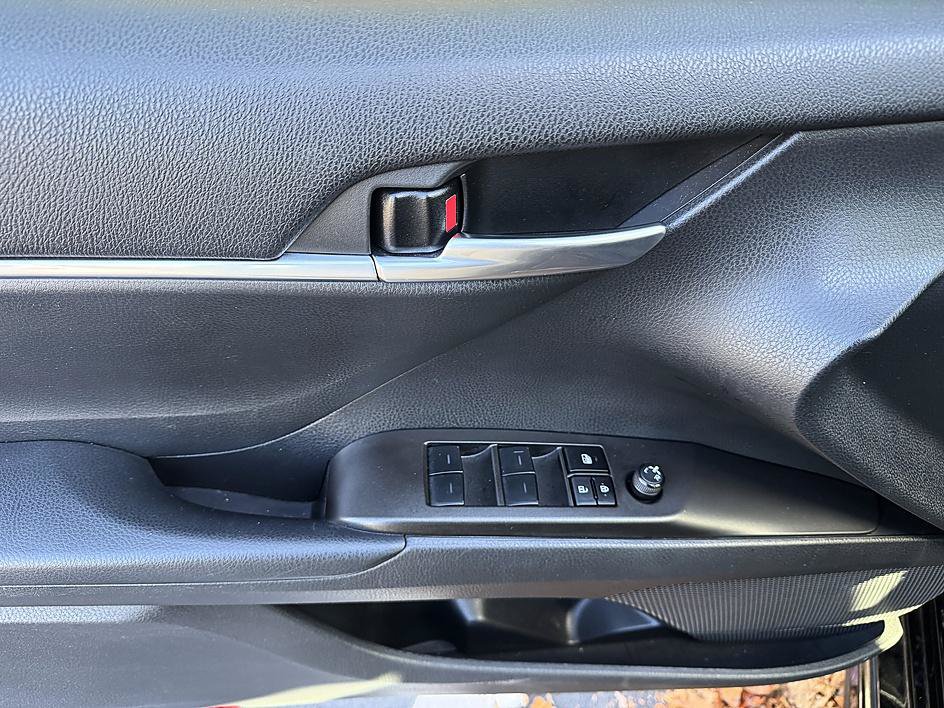 Used 2023 Toyota Camry SE FWD image 6