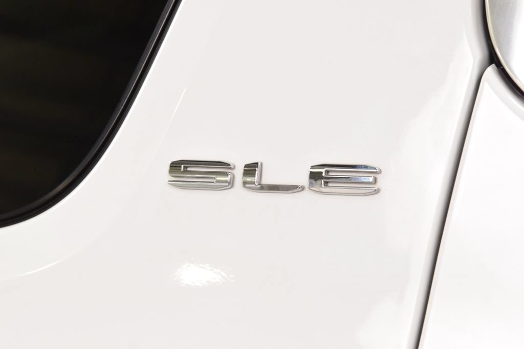 Used 2021 GMC Acadia SLE w/ Driver Convenience Package FWD image 18