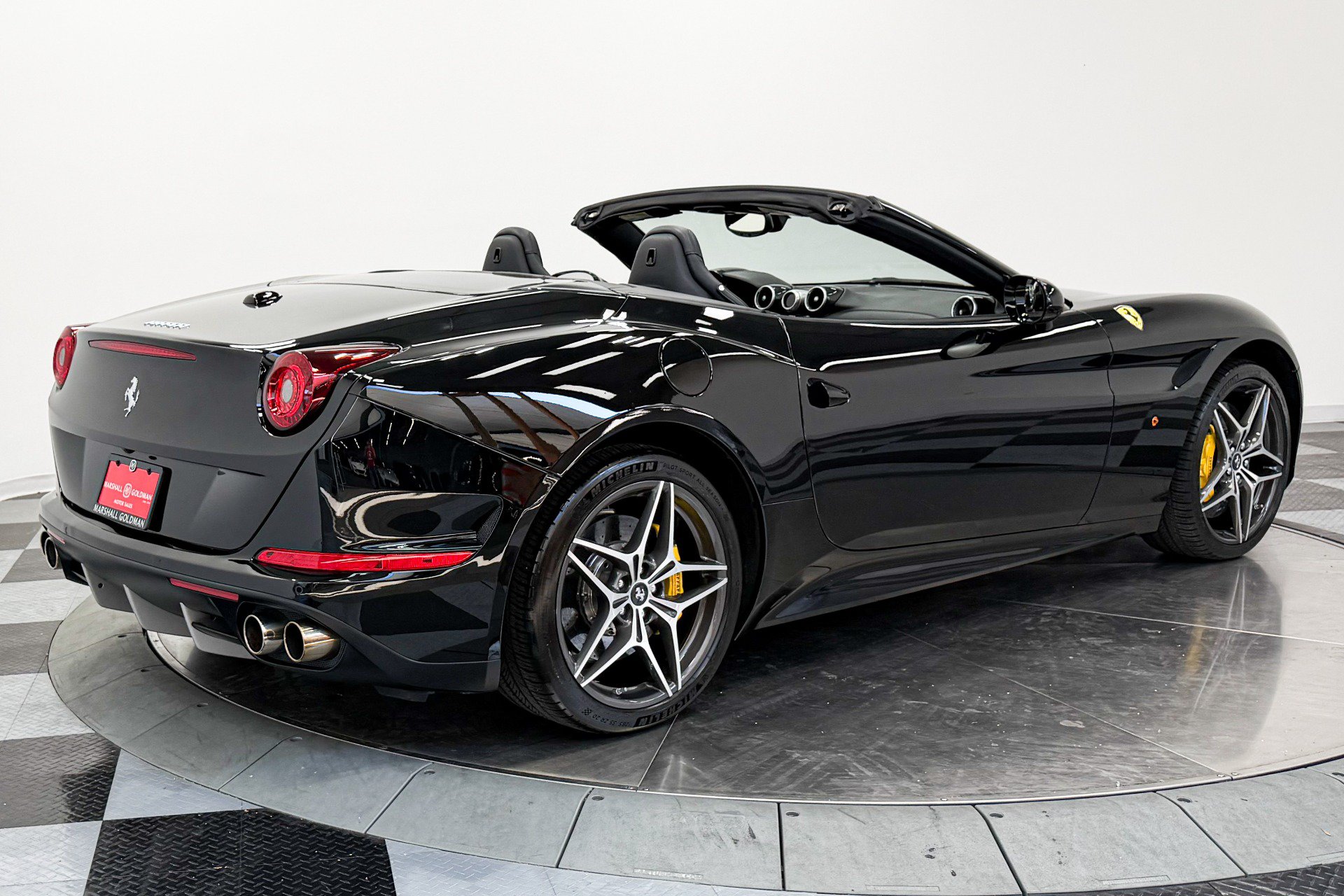 Used 2016 Ferrari California T RWD image 9