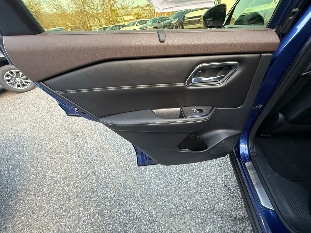 Used 2023 Nissan Rogue Platinum w/ Platinum Premium Package AWD/4WD image 17