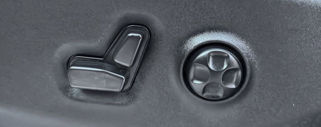 Used 2024 Chrysler Pacifica Limited image 31