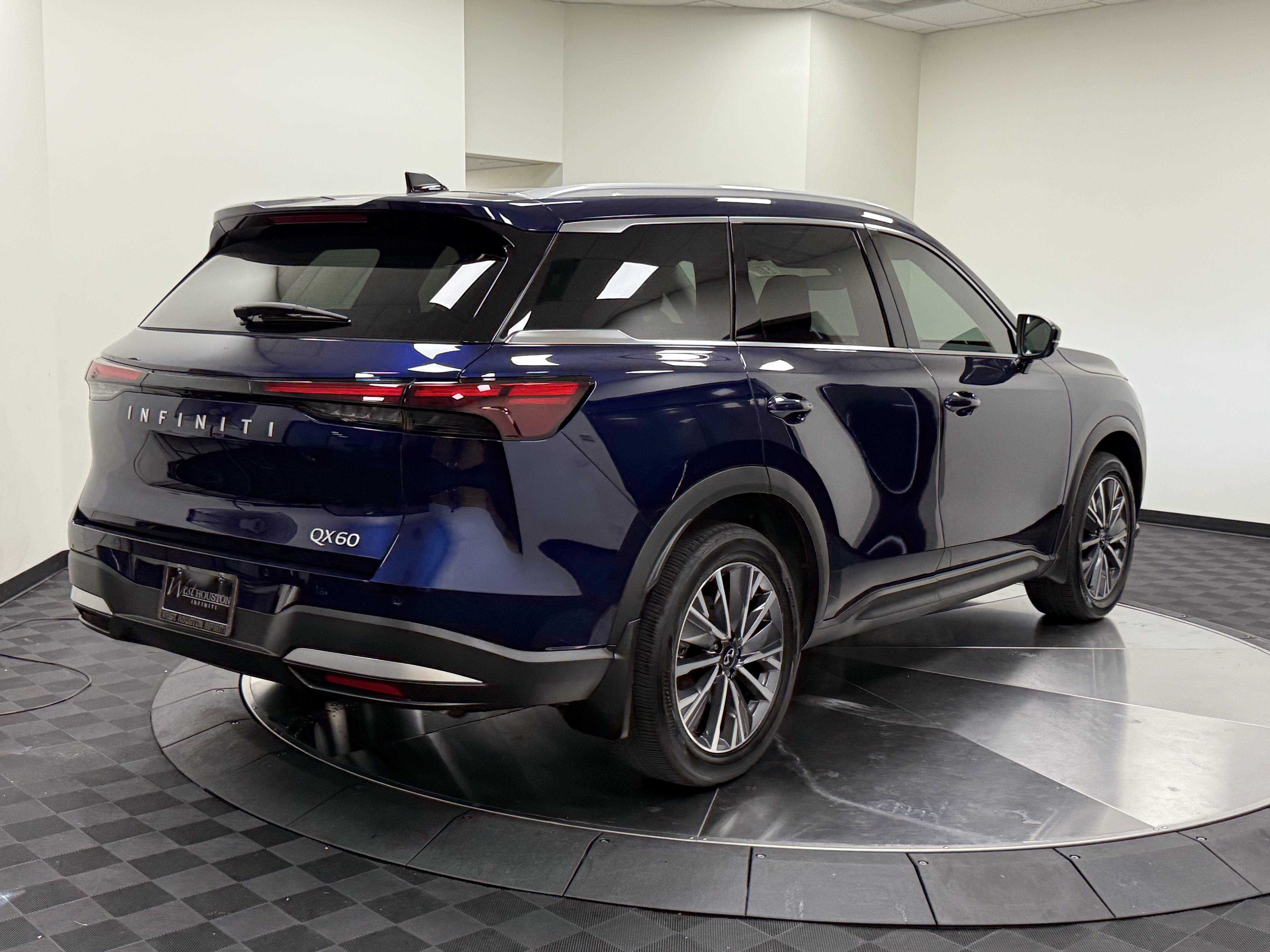 Certified 2027 INFINITI QX60 Luxe w/ Cargo Package FWD image 7