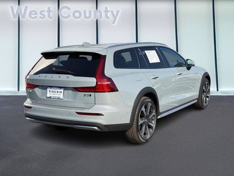 Certified 2025 Volvo V60 B5 Cross Country Ultra AWD/4WD image 4