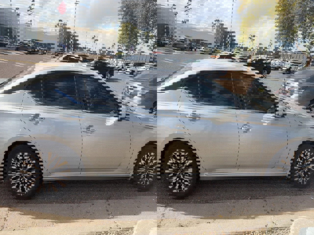 Used 2023 Nissan Altima 2.5 SV w/ SV Premium Package image 9