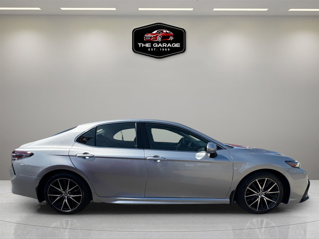 Used 2022 Toyota Camry SE w/ Cold Weather Package image 8