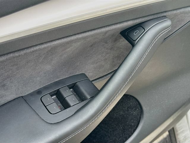 Used 2024 Tesla Model Y Long Range AWD/4WD image 19