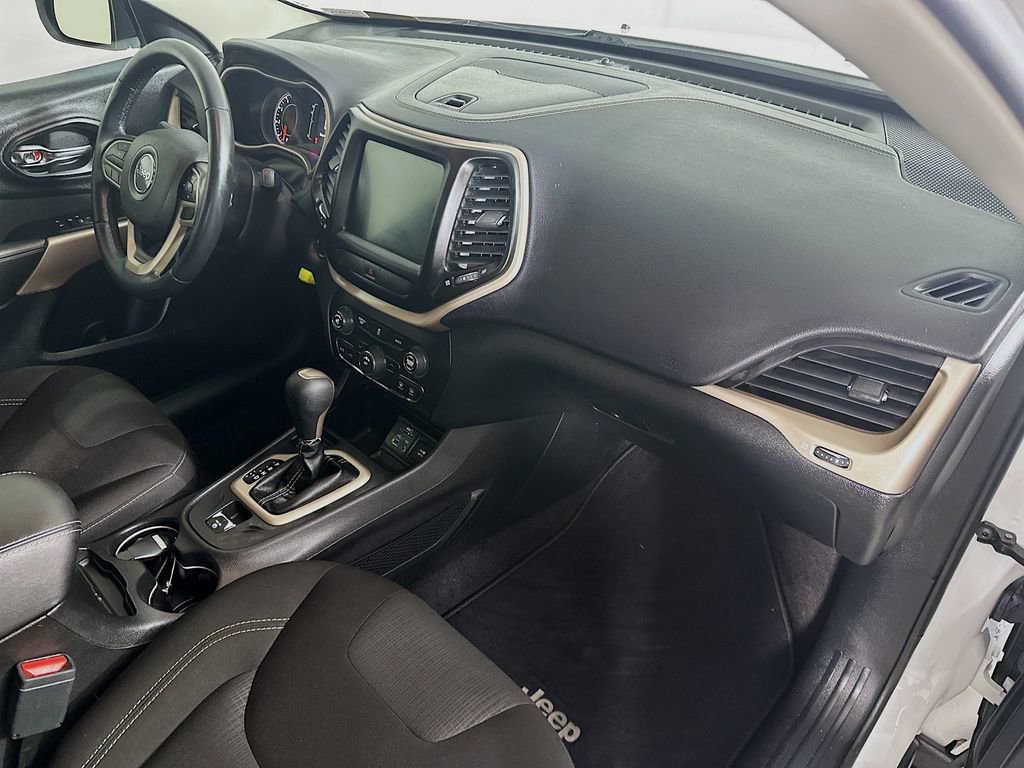 Used 2017 Jeep Cherokee Latitude w/ Comfort & Sound Group image 32