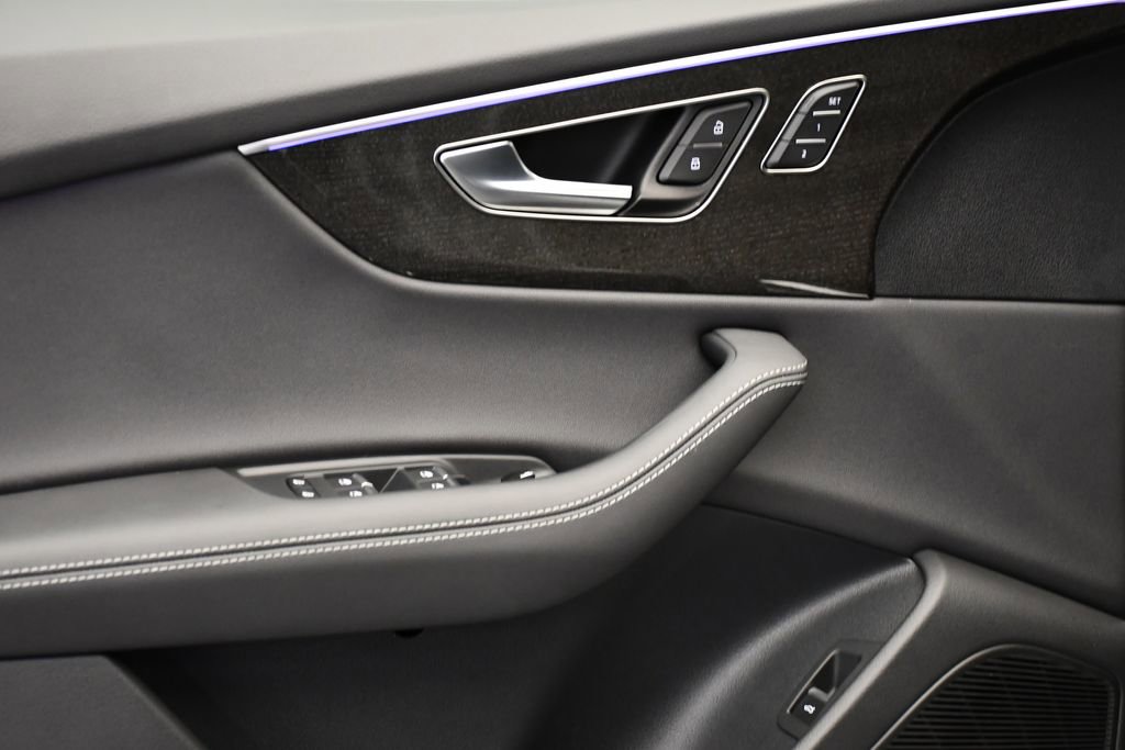 Used 2025 Audi Q8 Premium Plus image 32