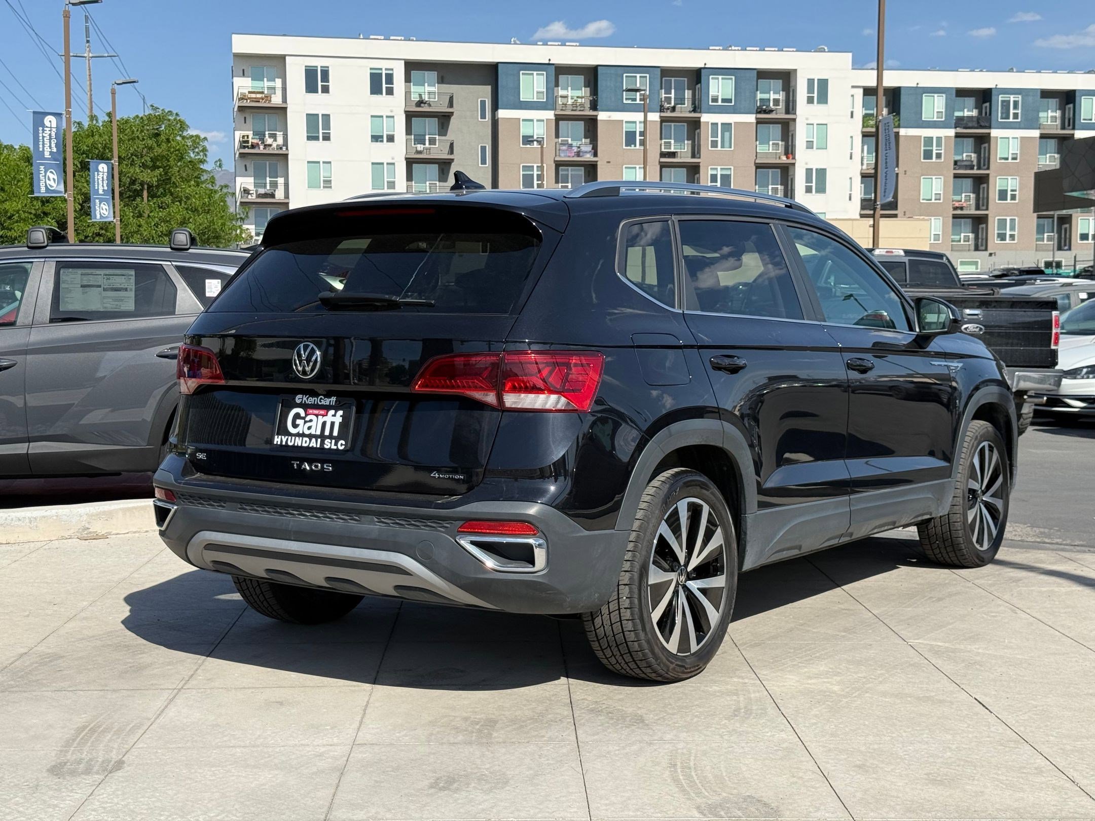 Used 2023 Volkswagen Taos SE w/ Panoramic Sunroof Package AWD/4WD image 3