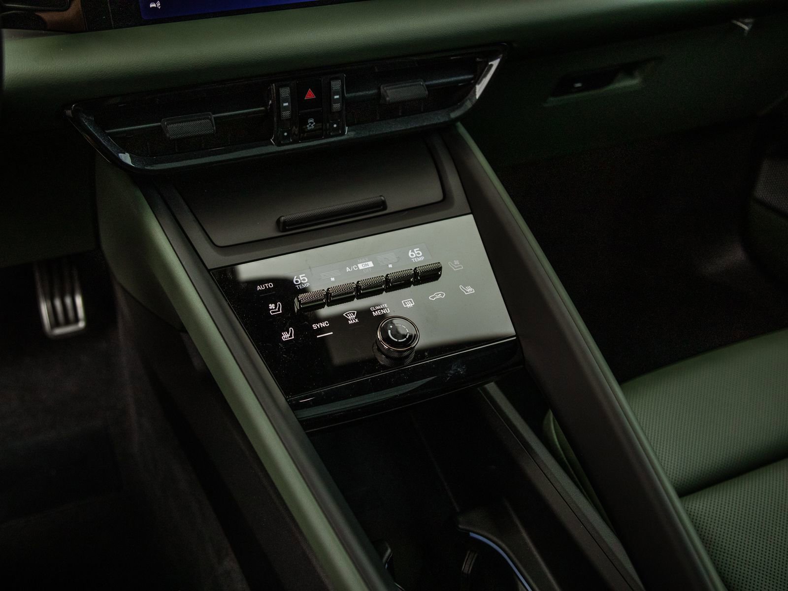 Certified 2025 Porsche Macan Turbo Electric AWD/4WD image 17