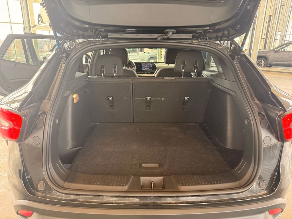 Used 2024 Chevrolet Trax RS w/ Sunroof Package image 16