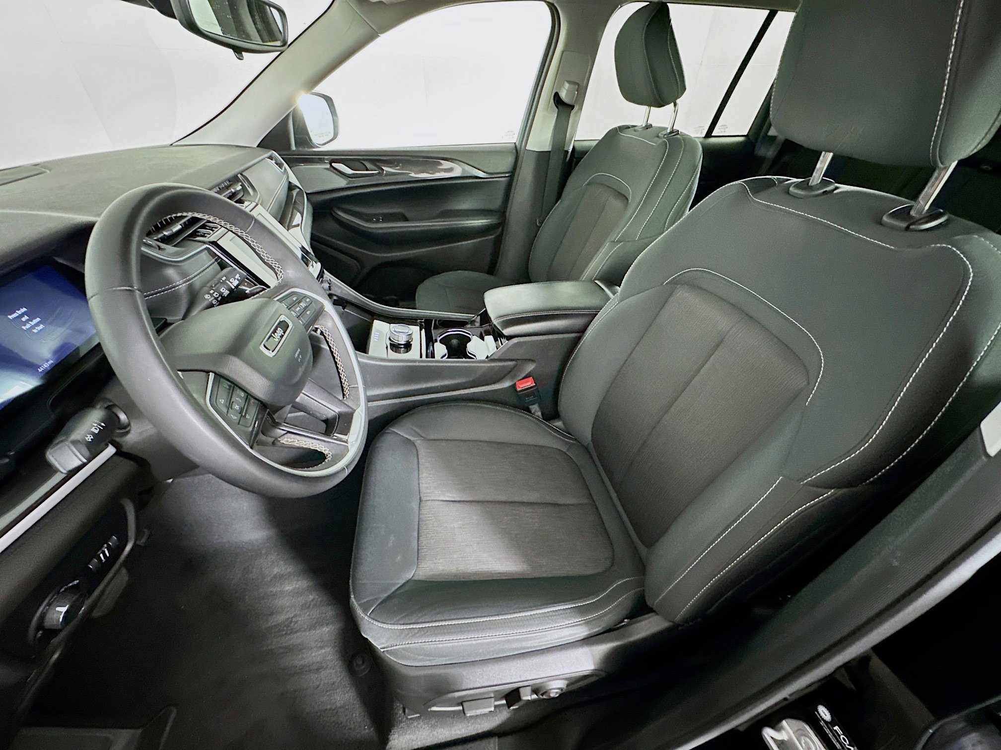 Used 2023 Jeep Grand Cherokee Laredo image 13
