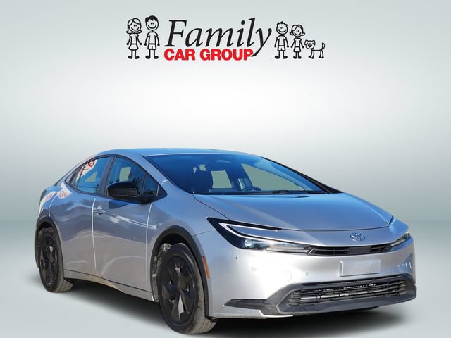 Used 2025 Toyota Prius LE FWD image 2